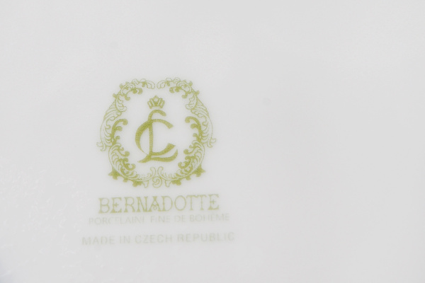 Купить Тарелка мелкая 25 см; "Bernadotte", декор "Бледные розы, отводка платина" упаковка 6 шт.